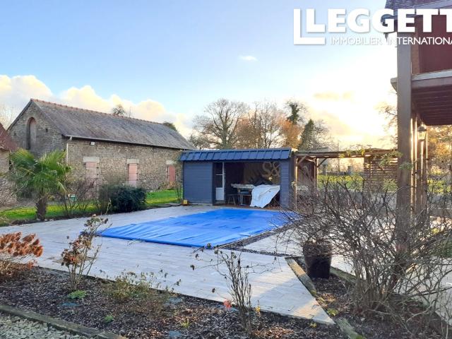 Superbe longère, 265 m2, 5/6 ch totalement rénovée, piscine chauffée, dépendance, joli terrain, proche Ernée