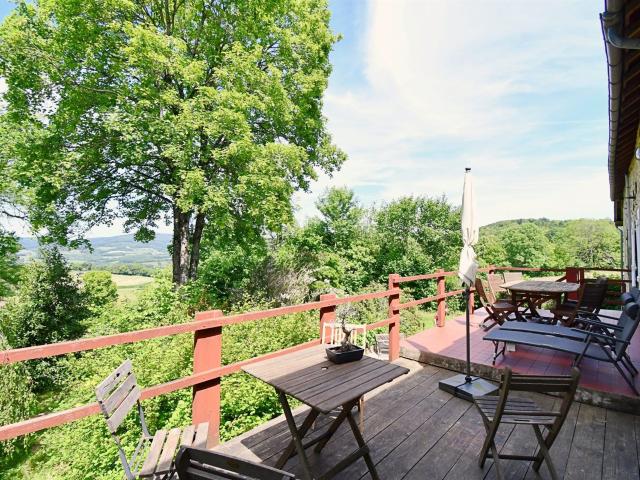Superbe longère avec terrasse panoramique et vue dégagée à V 223m² Villapourçon