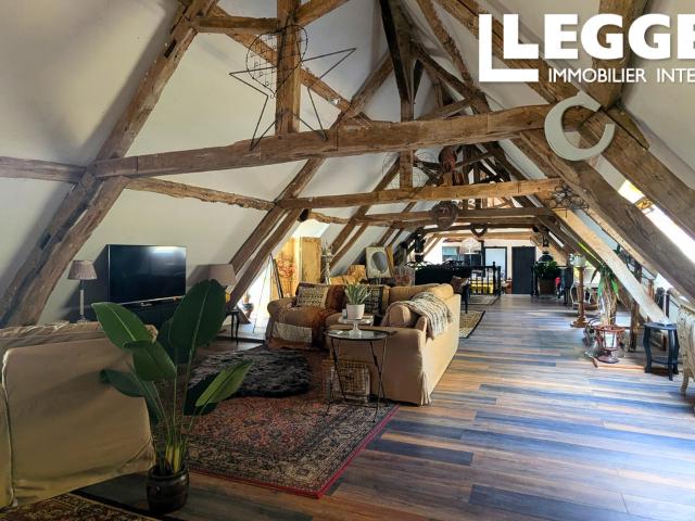 Superbe longère avec piscine en campagne vallonnée: Appartement loft, 2 gîtes meublés, immense atelier