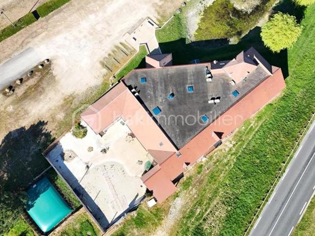 Superbe longère de 1400 m² avec dépendances, située à deux pas d'Amboise prête à se re inventer