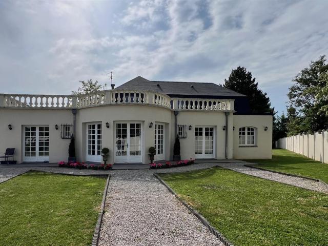 Superbe pavillon de standing sur 2.600 m2 aux portes de Aire. 344m² Aire sur la Lys