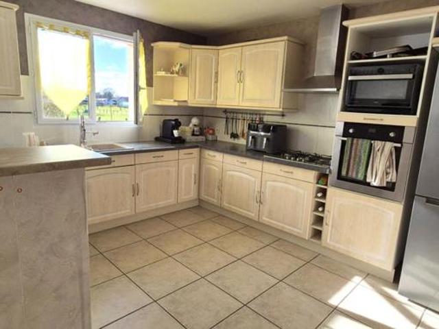 Superbe Pavillon Individuel de Plain pied de 117 m² Entièrement Rénové avec sa Cour avant de 100 m², Patio, Terrasse avec Barbecue, SPA Massant de 6 Personnes, Terrain de Pétanque, Garage de 29 m² et un joli Terrain Clos, Arboré et entretenu de 1600