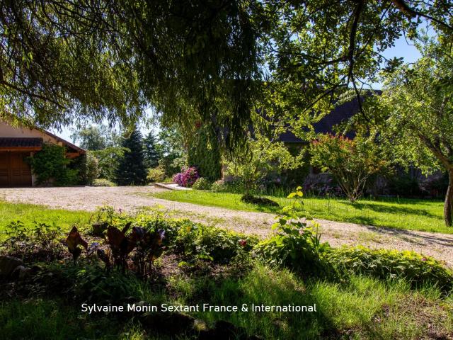Superbe périgourdine au calme absolu, sans voisins, avec piscine et jardin de charme