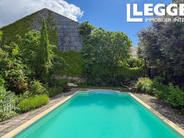 Superbe Presbytère du XVIIIe siècle avec piscine dans un village paisible de la Montagne Noire