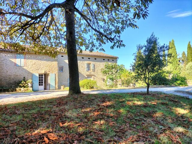 Superbe propriété 300 m2 avec maison secondaire et dépendances