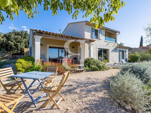 Superbe propriété contemporaine avec piscine au pied du Mont. 206m² Bédoin