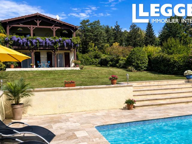 Superbe propriété de 4 chambres avec piscine et vues depuis le balcon, située dans un village populaire