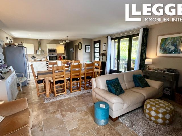 Superbe propriété de 4 chambres avec piscine et vues depuis le balcon, située dans un village populaire