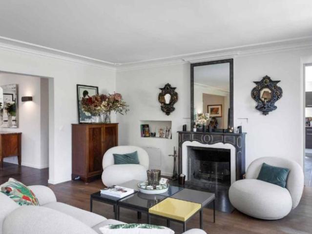 Superbe propriété de 7,5 pièces au cœur d'un quartier très recherché à Saint Légier Hervorragendes 7,5 Zimmer Anwesen im Herzen eines sehr begehrten Viertels in Saint Légier