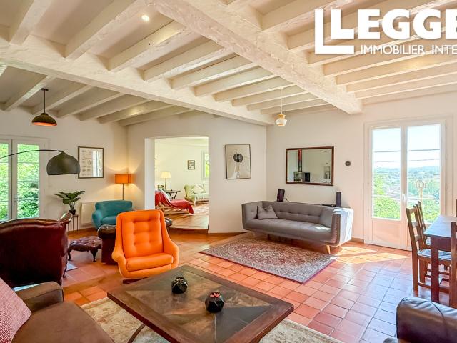 Superbe propriété de 3 chambres avec vue panoramique, potentiel gîte et magnifique parc dans les Pyrénées