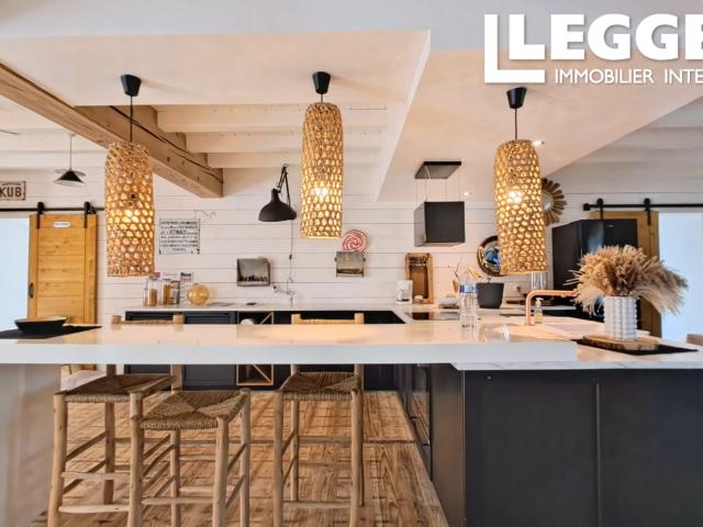 Superbe propriété de 3 chambres, rénovée haut de gamme, offrant de beaux volumes de vie