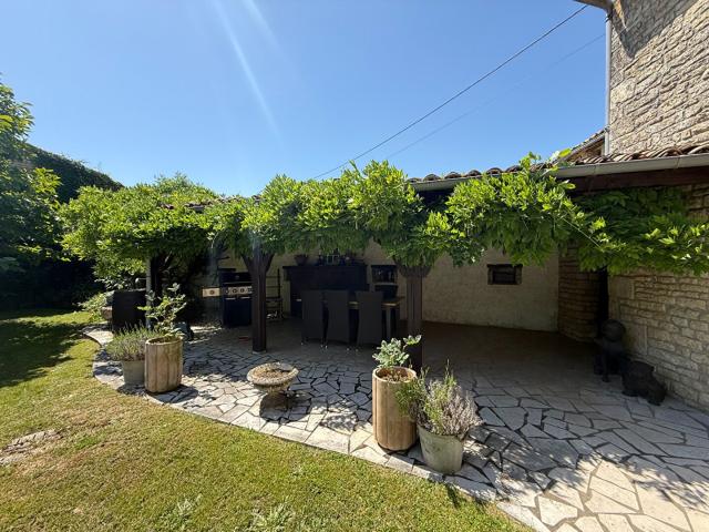 Superbe propriété de village en pierre de 4/5 chambres avec. 252m² Melleran