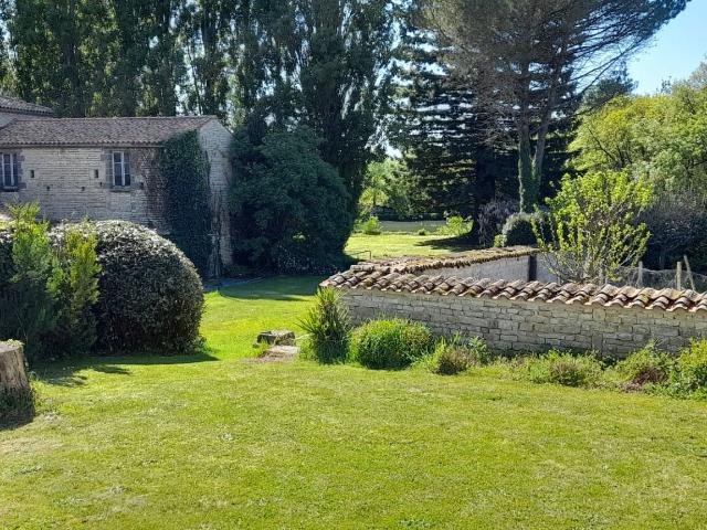 Superbe propriété de village française avec maison d'amis, v. 255m² Paizay le Chapt