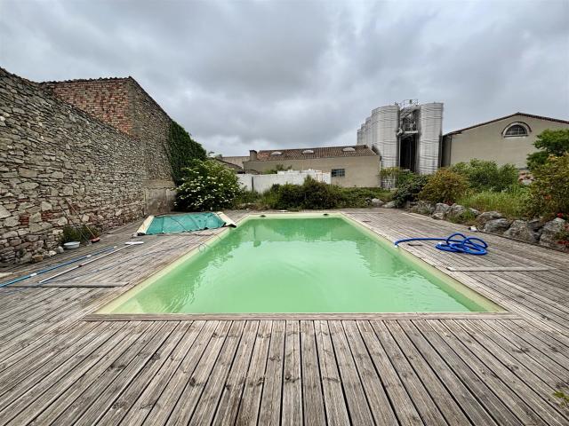 Superbe propriété de caractère mariant modernité et éléments. 314m² Pépieux