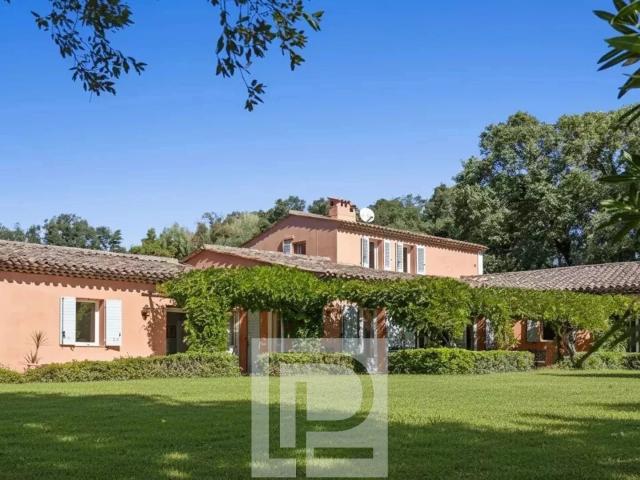 Superbe propriété de charme au calme absolu avec tennis – Au. 237m² Mougins