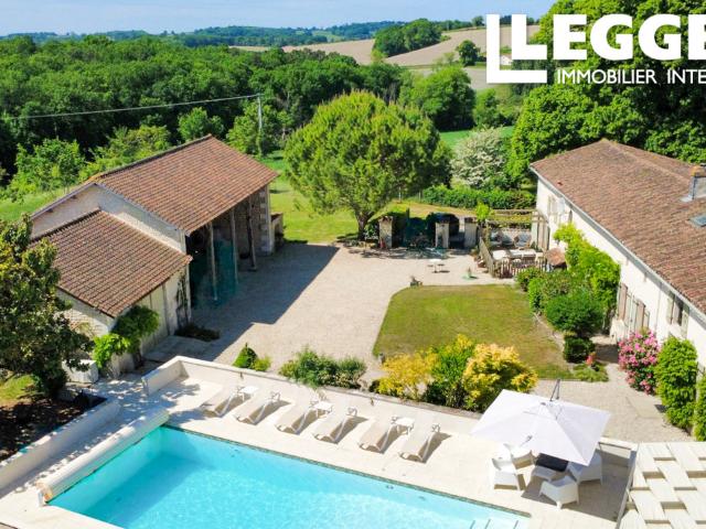 Superbe propriété en pierre avec gîte attenant, piscine 12x5m, dépendances et magnifiques vues