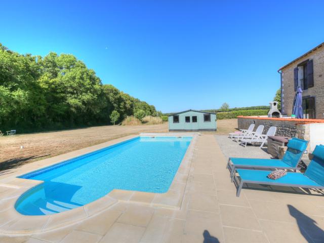 Superbe propriété en pierre avec gîte indépendant et piscine. 293m² Aulnay