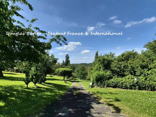 Superbe propriété en pierre de caractère avec gîte, annexe et vue dégagée