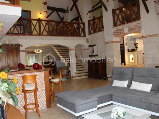 SUPERBE PROPRIETE EN PIERRES PISCINE JACUZZI GARAGE