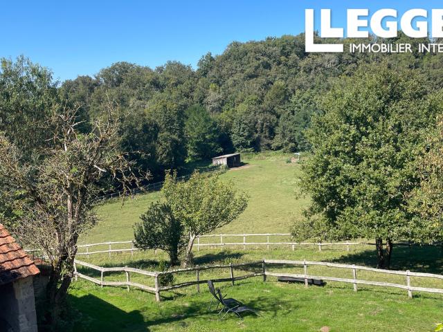 Superbe propriété équestre dans une belle campagne avec trois gîtes, écuries, piscine, & environ 12½ hectares