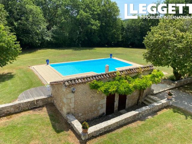 Superbe propriété périgourdine du XVIIIe siècle avec gîte, sur un terrain de 2,5 hectares avec piscine