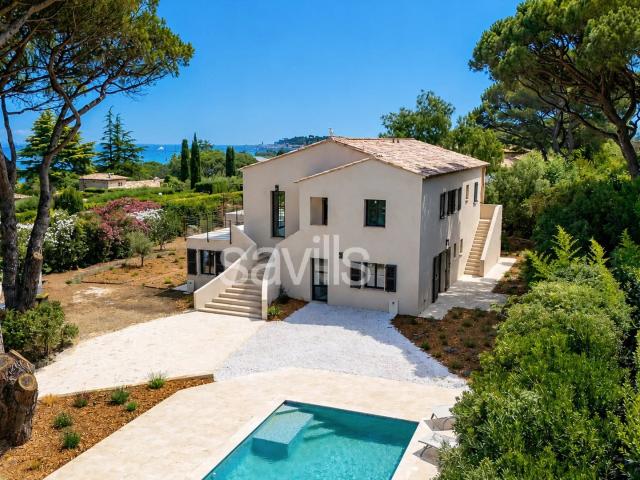 Superbe propriété rénovée avec vue mer et sur le village de. 255m² Gassin