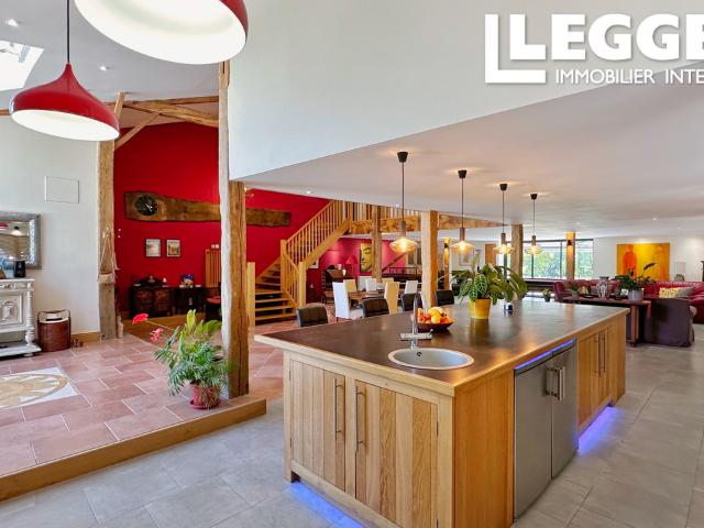 Superbe propriété rénovée. Piscine. Actuellement utilisée comme lieu de retraite, d'événements et de mariage