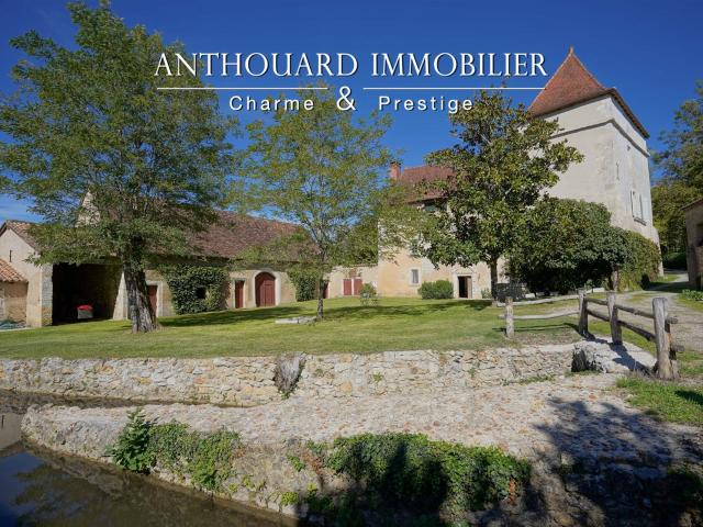 Superbe propriété sur 7ha, piscine 300m² Villamblard