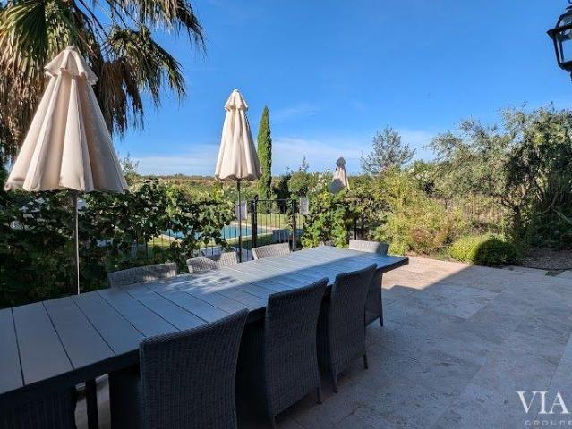 Superbe résidence avec piscine privée située dans un domaine. 144m² Puissalicon