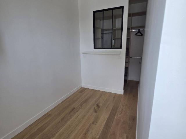 SUPERBE STUDIO AVEC BUREAU ET DRESSING ENTIEREMENT RENOVE AVEC G
