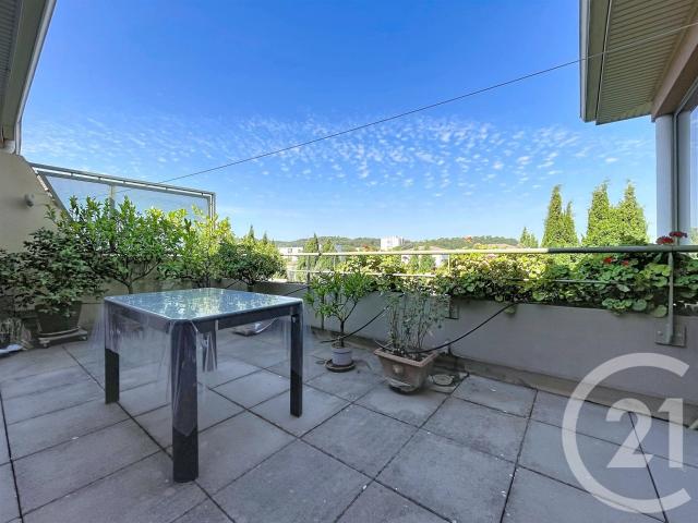 Superbe T4 avec terrasse, véranda, garages et stationnements. 98m² Bagnols sur Cèze