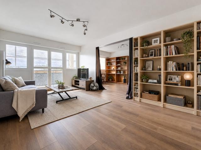 Superbe T4 traversant baigné de lumière avec balcons filants