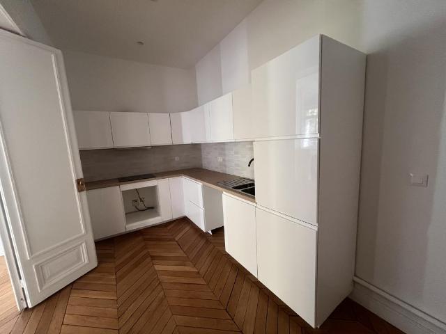 SUPERBE T5 DE 180m² au 2ème étage BAIL CODE CIVIL