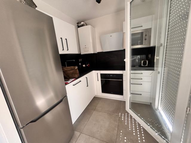Superbe T2 meublé avec terrasse, piscine et garage à louer à