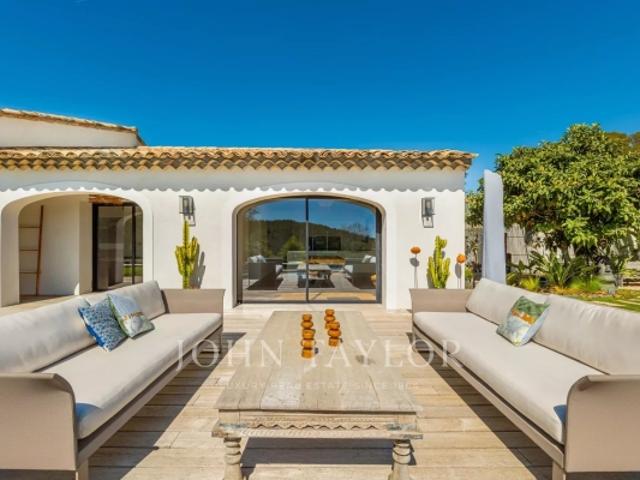 Superbe villa moderne avec vues panoramiques et aperçu mer