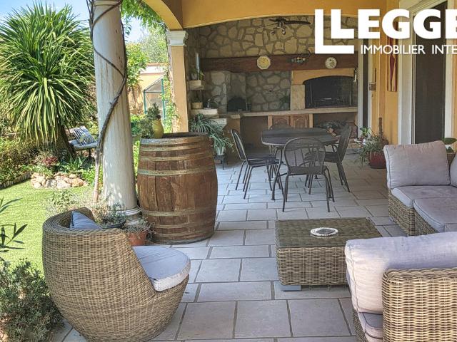 Superbe villa avec vue dégagée, 3 chambres doubles, jardins, piscine, terrasse, cuisine d'été et garage