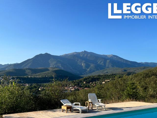 Superbe Villa avec Vue Panoramique à Prades avec piscine avec piscine et jardin