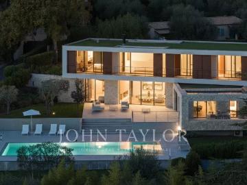 Superbe villa contemporaine à louer proche Cannes Vue village et aperçu mer