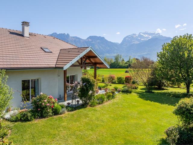 Superbe villa d’architecte vue montagnes – environnement privilégié