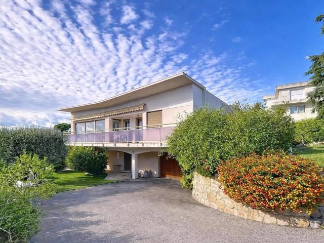 Superbe villa individuelle 6P de 244m² avec piscine, garage et u