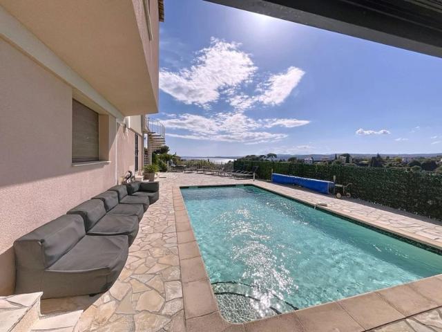Superbe villa individuelle 6P de 244m² avec piscine, garage et une très jolie vue mer