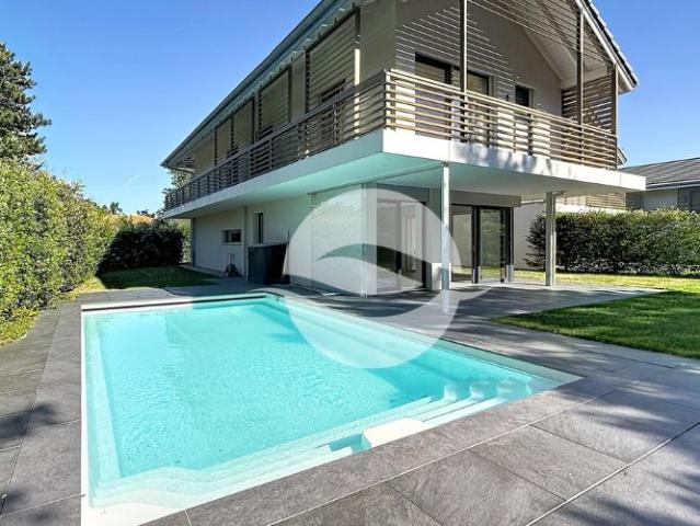 Superbe villa jumelée par couvert à voiture