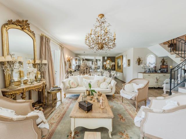Superbe villa récente 5 pièces au calme avec piscine et gara. 146m² Saint Raphaël