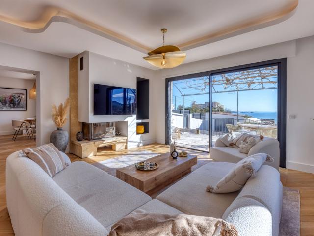 Superbe villa rénovée de 200 m2 avec piscine et vue mer pano. 200m² Golfe Juan