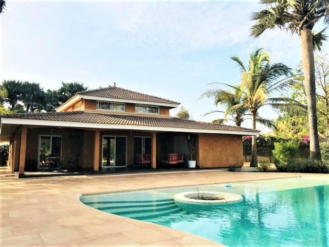 SUPERBE VILLA SUR TERRAIN DE 1995m2 AVEC BAIL MAGNIFIQUEMENT ARBORÉ SITUÉE EN RÉSIDENCE à Saly
