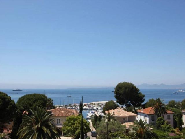 SUPERBE VILLA VUE MER SUR LE PORT DE LA GALLICE CAP D'ANTIBES