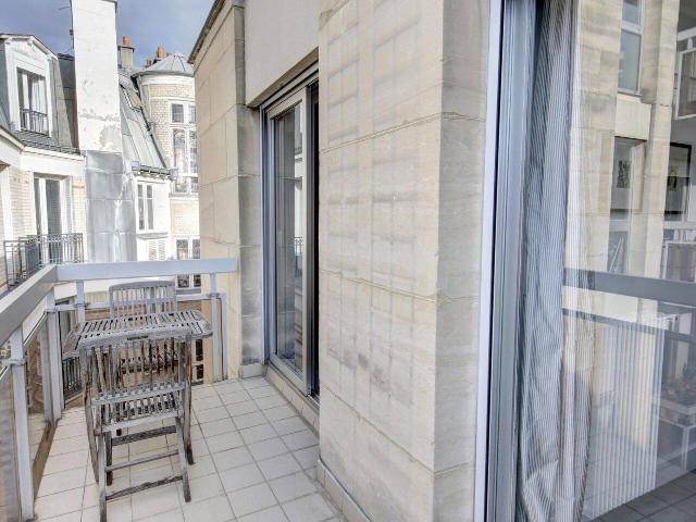 Superbe 2 PIECES de 53 m² avec terrasse au calme, dernier étage
