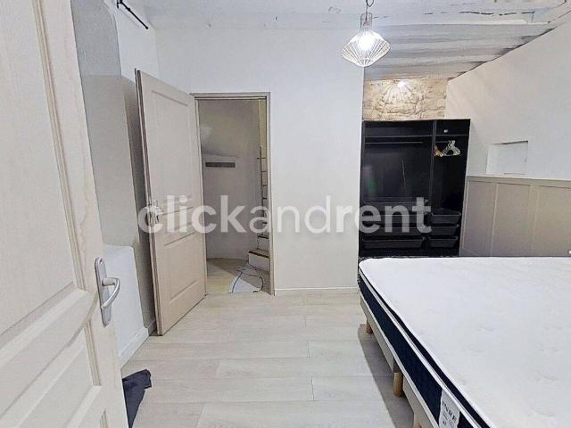 Superbe 2 pièces en duplex plein de charme – Poutres, briques