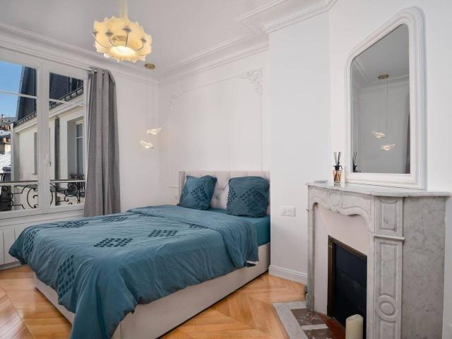 Superbe 4 pièces haussmannien 73 m² – Dernier étage ascenseur – Cheminées, moulures, parquet point de Hongrie – 12e Gare de Lyon