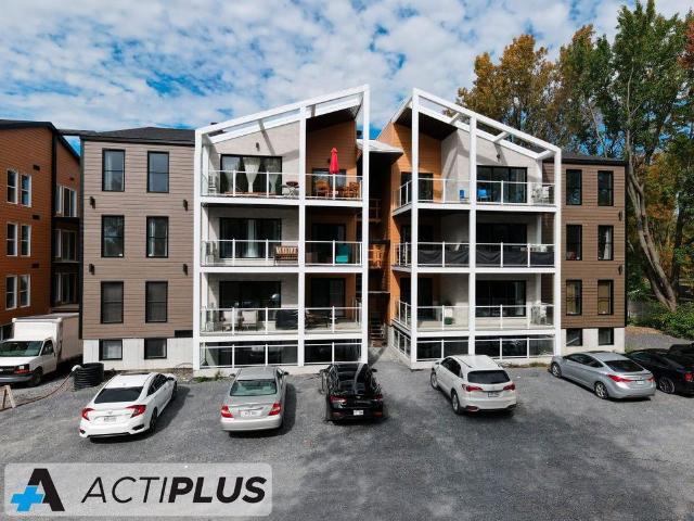 Superbe 5 ½ moderne à Venise en Québec – Îlot central – Disponible maintenant